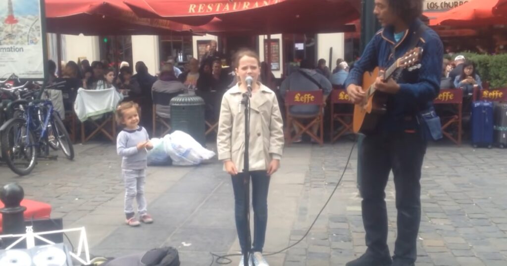 11-åriga flickan sjunger tillsammans med gatumusikanten - när hon öppnar munnen golvar hon alla