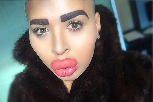 Den här tjejen förstorade sina ögonbryn också