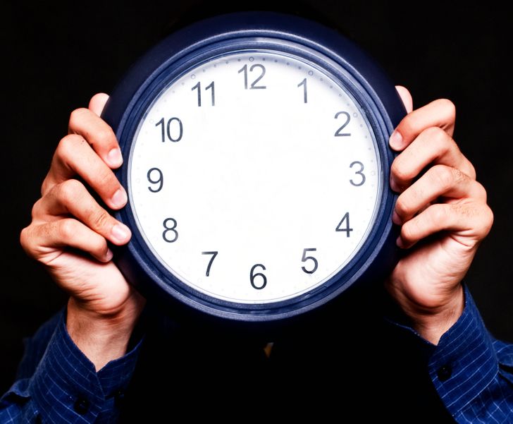 Använd 2 streck och dela denna klocka i 3 lika delar. Summan av siffrorna i alla 3 delarna ska vara densamma. Fixar du detta?