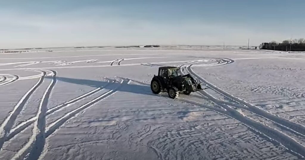 Bonden åker ensam runt i sin traktor - men se bara vad som uppenbarar sig när kameran zoomar ut