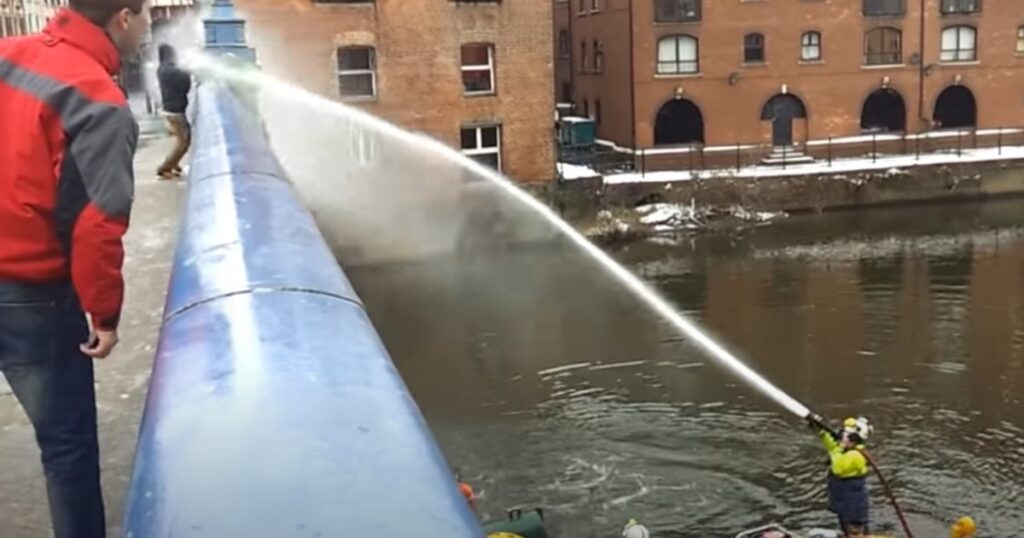 De här ungdomarna kastar snöbollar på brandmännen - då får de smaka på sin egen medicin