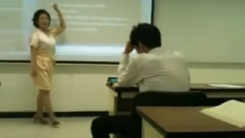 Den arroganta eleven pratar i mobilen under lektion - det lärarinnan gör då är klockrent