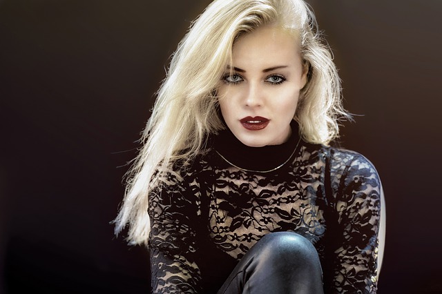 Den helsvenska kvinnan arbetar som kassörska i en livsmedelsbutik - den konstiga situationen hon hamnade i fick ett klockrent slut