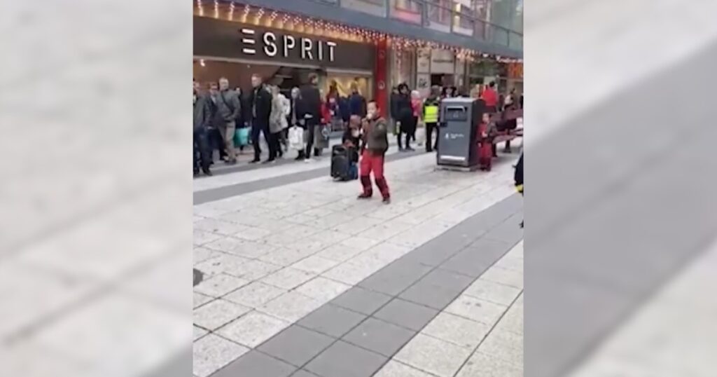 Den lilla killen plockar upp mikrofonen - sekunden senare stannar hela Drottninggatan i Stockholm upp