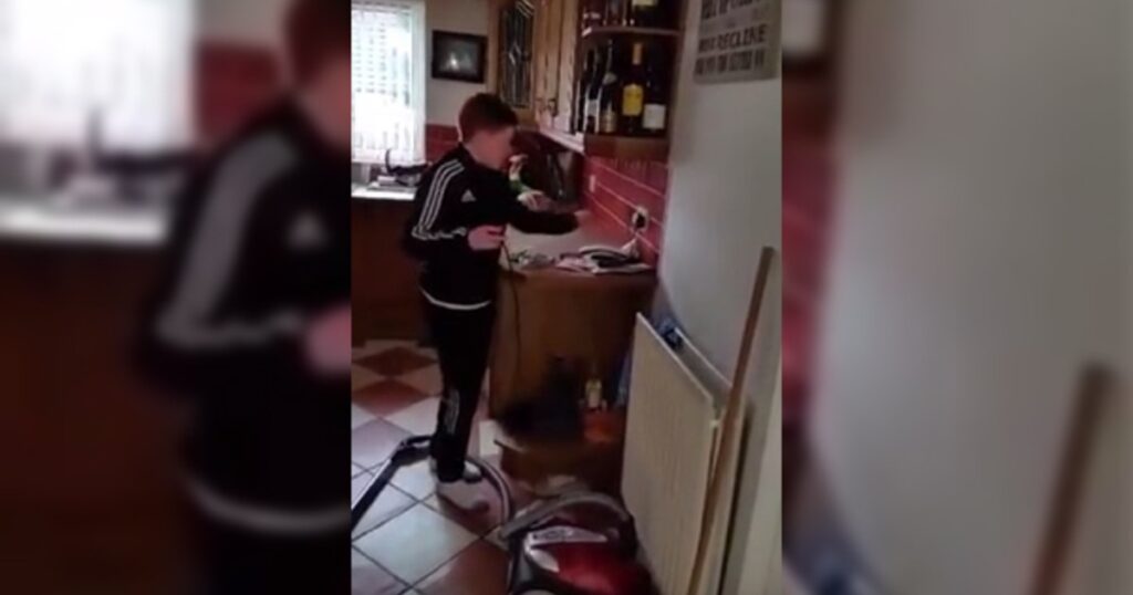 En pappa skojar lite med sin son och ger honom instruktioner hur man sätter igång en dammsugare - Gapskratt