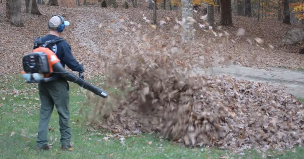 Han går ut i trädgården för att blåsa bort löv - plötsligt dyker det upp något ur lövhögen som får honom att ramla bakåt av skräck
