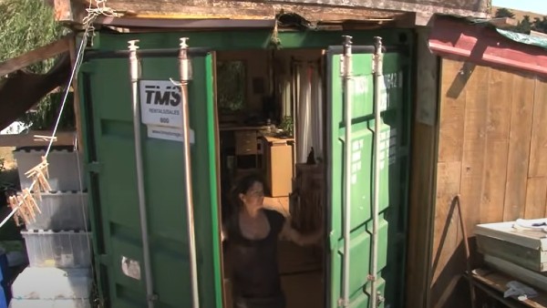 Hon bor tillsammans med sin dotter i en container – se bara när hon slår upp dörrarna