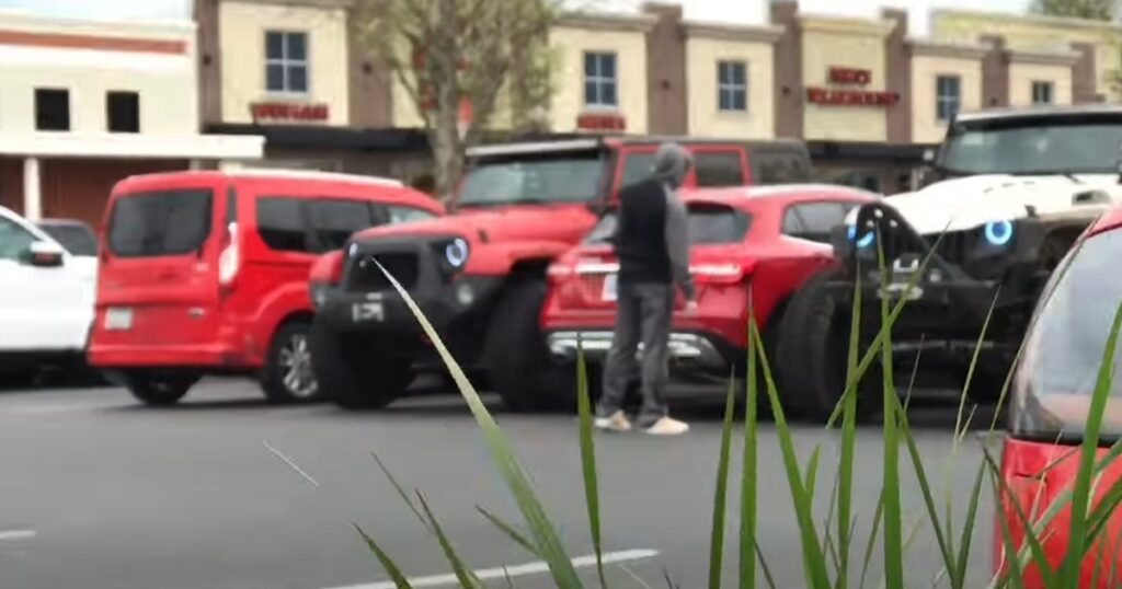 Killen parkerar mellan linjerna och får sedan en läxa han sent ska glömma - riktigt underhållande att se hans frustration