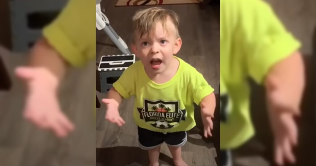 Mamman glömde att ge sin 2-åriga son en puss innan hon åkte till jobbet - och hans frustration är enorm