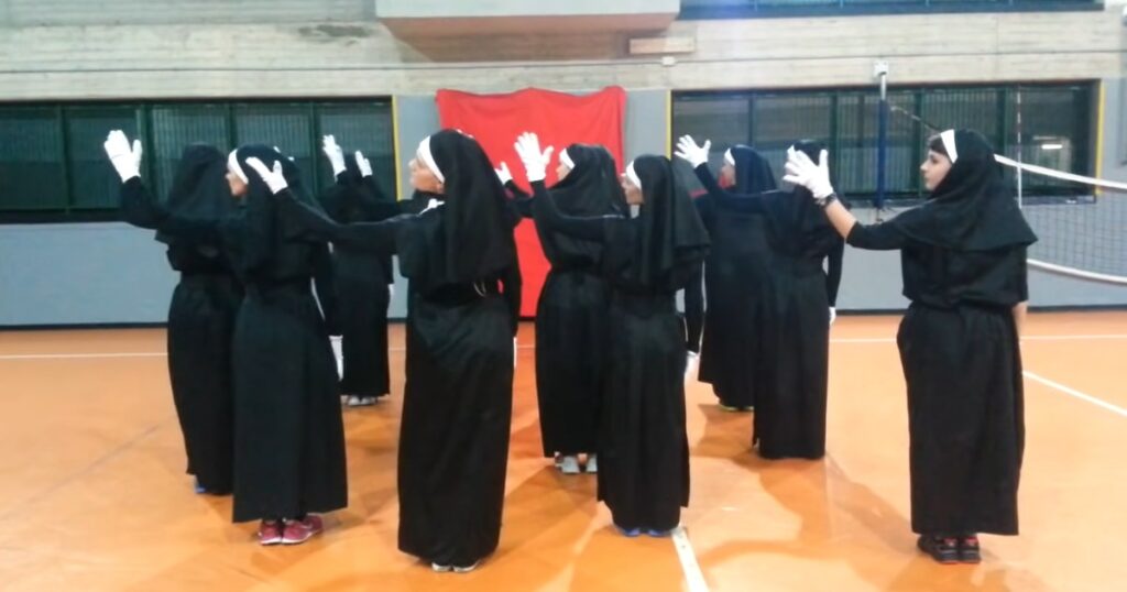Nunnorna framför ett storslaget Zumba-uppträdande – och när de släpper loss kan vi inte låta bli att skratta