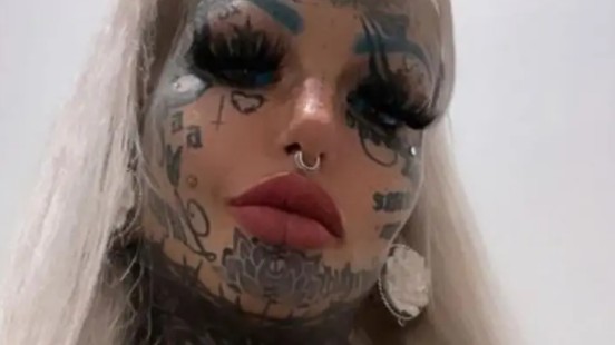 Tatueringsmodellen har täckt 98 procent av sin kropp med bläck - se bara nu när hon klär av sig - Bild 3