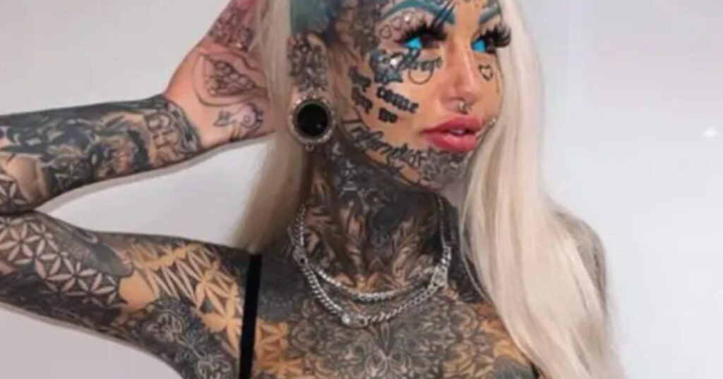 Tatueringsmodellen har täckt 98 procent av sin kropp med bläck - se bara nu när hon klär av sig