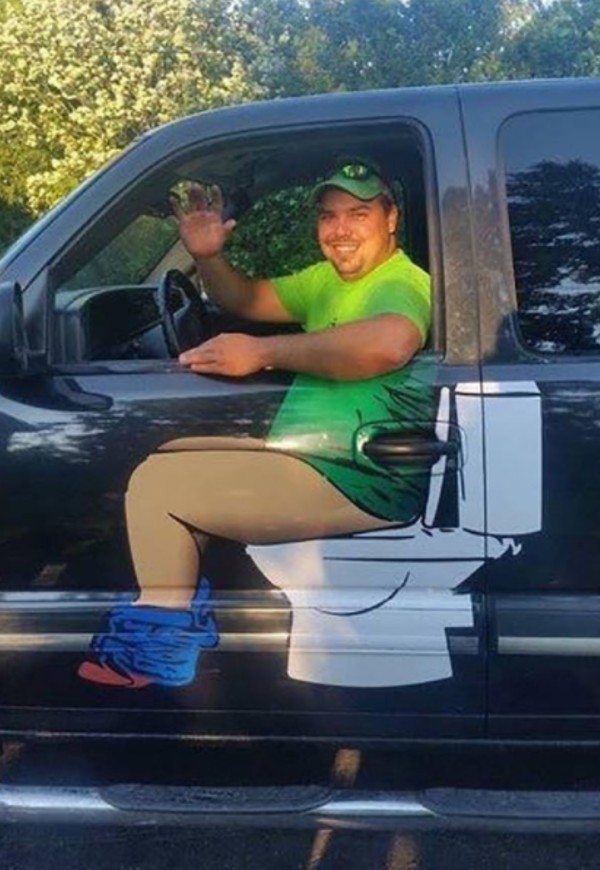 Den här bilden på rörmokaren sprider sig som en löpeld på nätet - se hela bilden så förstår du nog varför 2