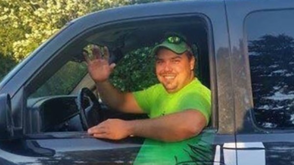 Den här bilden på rörmokaren sprider sig som en löpeld på nätet - se hela bilden så förstår du nog varför 1